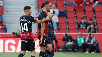 PALMA DE MALLORCA, 05/04/2025.- El delantero albanés del Mallorca, Vedat Muriqi, abandona el terreno de juega tras caer lesionado durante el partido de LaLiga entre el Real Mallorca y el Celta, este sábado en el estadio de Son Moix, en Palma. EFE/CATI CLADERA