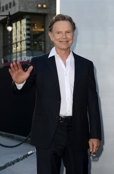 El presidente Kenedy tiene que afrontar la famosa crisis de los misiles de Cuba que se produjo en1962. Sin duda en la cinta se ve a un presidente en uno de los momentos más destacado de la Guerra Fría entre Estados Unidos y la URSS. Rodeado de asesores, tiene que decidir si ataca o no. 