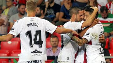 El Huesca celebra el punto conseguido en San Mamés.