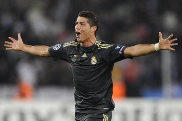 El 15 de septiembre de 2009 debutó con dos goles en la victoria por 2-5 del Real Madrid en Champions ante el FC Zurich.
 