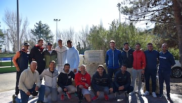 Carlos Alcaraz, con el equipo de la Ferrero Tennis Academy, delante de su pista.