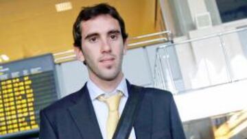 <b>AL CAER. </b>Godín intenta rematar. El martes puede ser atlético.