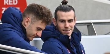 Bale, sonriente, en el banquillo del Tottenham durante el duelo contra el Leicester.