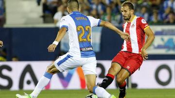 Christian Stuani intenta irse de Siovas durante el encuentro de Liga Santander entre el Leganés y el Girona.