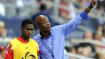 Dely Valdés con el futbolista Armando Cooper.