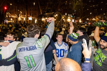Aficionados de los Seahawks celebran en la ciudad, cerca del Lumen Field, hogar de los Seahawks, el triunfo de su equipo en la final de la Super Bowl LX.