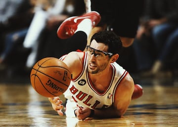 El de Sioux City disput¨® 13 temporadas en la NBA pasando por los Bulls, Wizards, Hawks, vuelta a Chicago y terminando su carrera en los Hawks. Fue 1 vez Segundo Equipo Defensivo de la NBA (2007) y 1 vez Segundo Equipo Defensivo de la NBA (2007).