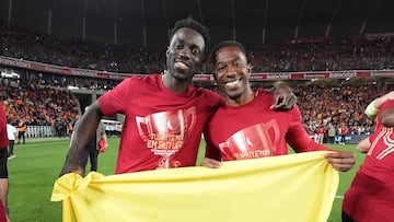 Davinson Sánchez y Carlos Cuesta celebrando un título con Galatasaray.
