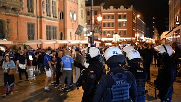 La policía polaca, ante los hinchas.
