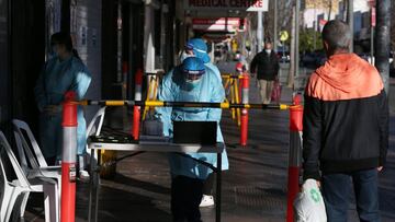SYDNEY, AUSTRALIA - JULY 30: Medical staff assist people queueing at a medical centre to undertake COVID-19 testing in the district of Fairfield on July 30, 2021 in Sydney, Australia. Covid-19 lockdown restrictions in hot spot local government areas have increased with masks required outdoors at all times and residents limited to movement within a 5 kilometre radius of their homes. Police have been given more authority to enforce public health orders with the help of the Australian Defence force as Greater Sydney enters an extended lockdown through to August 28th in order to contain the highly contagious Covid-19 delta variant. (Photo by Lisa Maree Williams/Getty Images)
