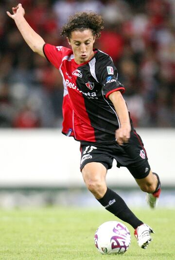 Debutó en el verano de 2005 ante Pachuca. Cuatro meses después, Ricardo La Volpe sorprendió al medio futbolístico al alinearlo en un partido de Selección Mexicana frente a Hungría. Su explosión llegó en el Mundial de Alemania, al destacar en el partido de octavos de final que el Tri perdió ante Argentina en tiempo extra. Un año después, el Deportivo La Coruña lo reclutó y, desde entonces, no ha regresado al fútbol mexicano.