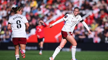 Soccer Football - Women's Super League - Manchester United v Arsenal - Leigh Sports Village, Leigh, Britain - September 21, 2025 Arsenal's Alessia Russo reacts as Mariona Caldentey looks on Action Images via Reuters/Craig Brough