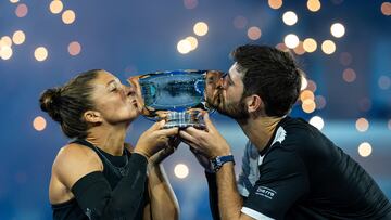Aug 20, 2025; Flushing, NY, USA; Sara Errani of Italy and Andrea Vavassori of Italy pose with the winner’s trophy after their victory over Casper Ruud of Norway and Ina Swiatek of Poland who pose with the runner up’s trophy after the final of the mixed doubles tournament at the US Open at Arthur Ashe Stadium. Mandatory Credit: Mike Frey-Imagn Images