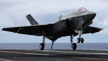 FILE PHOTO: An F-35 jet lands on the USS Carl Vinson aircraft carrier during the Rim of the Pacific (RIMPAC) military exercises about 100 miles south of Oahu, Hawaii, U.S. July 19, 2024. REUTERS/Marco Garcia/File Photo