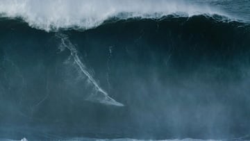 Rodrigo Koxa surfeando una ola gigante en Praia do Norte, Nazaré, reclamada como récord del mundo con 29,15 metros de altura, el 19 de diciembre del 2025