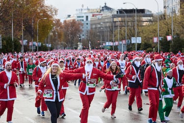 11.000 corredores disfrazados de Papá Noel han celebrado la nueva edición de la carrera más navideña, familiar y divertida de Madrid.