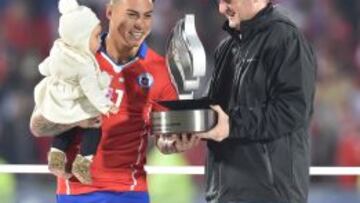 Vargas recibió el trofeo de goleador, junto al peruano Paolo Guerrero.