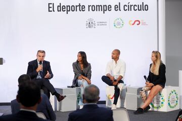 El secretario de Estado de Deportes del Gobierno español, José Manuel Franco con los atletas Ana Peleteiro, Ray Zapata y Desirée Vila.