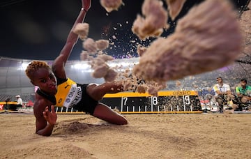 Tissanna Hickling de Jamaica durante la calificación de salto de longitud femenino en el Campeonato Mundial de Atletismo Doha el 25 de octubre de 2019. 