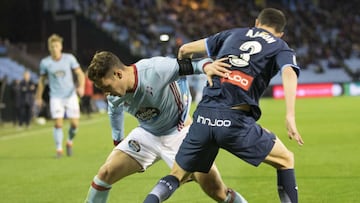 Hugo Mallo pelea por el bal&oacute;n con Aar&oacute;n, del Espanyol.