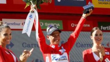 El colombiano celebra al recuperar la camiseta roja de la Vuelta a España.