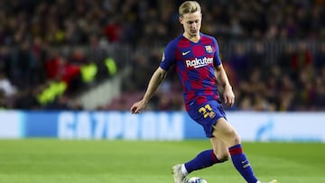 Frenkie de Djong controla un balón durante el partido de Champions League entre el F.C. Barcelona y el Borussia Dortmund.
