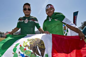 Los aficionados mexicanos se presentaron con algarabía, másrcas y rostros pintados en el Rose Bowl de Pasadena.