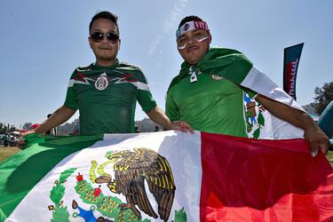 Los aficionados mexicanos se presentaron con algarabía, másrcas y rostros pintados en el Rose Bowl de Pasadena.