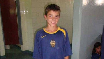 Julián Álvarez posa con la camiseta de Boca Juniors después de una prueba con el equipo xeneize.