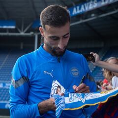 El equipo de García Plaza entrena arropado por su afición