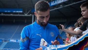 Abde Rebbach firmando una bufanda.