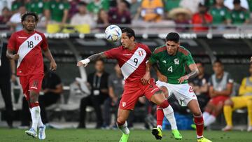 Peru's Italian forward Gianluca Lapadula (C) vies for the ball with Mexico's midfielder Edson Alvarez (R) during the international friendly football match between Mexico and Peru at the Rose Bowl in Pasadena, California, on September 24, 2022. (Photo by Robyn Beck / AFP)