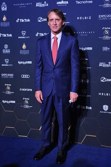 El entrenador de la selección nacional de fútbol de Italia, Roberto Mancini, posa antes de la gala de entrega de los premios Globe Soccer Awards 2021