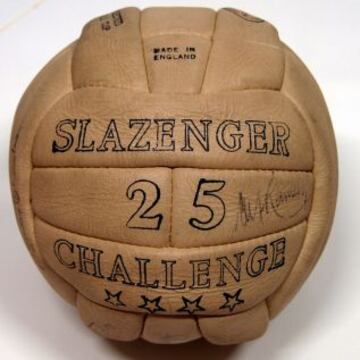 'Slazenger Challenge', utilizado en el Mundial de Inglaterra 1966, de gajos rectangulares.