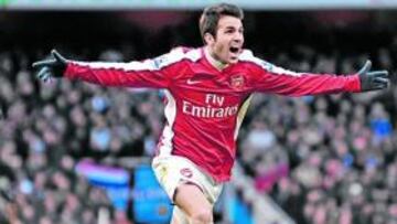 <b>CELEBRACIÓN Y LESIÓN. </b>Cesc marcó un golazo de golpe franco y lo celebró a lo grande. Luego se lesionó tras su segundo tanto.