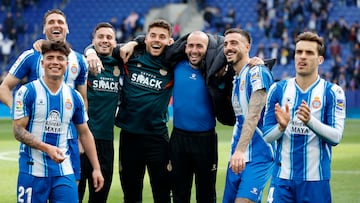 Aleix Vidal, en la piña del Espanyol tras derrotar al Mallorca