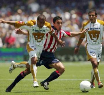 Omar Bravo y Ailtón Da Silva pelean un balón.