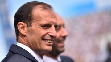 Juventus' coach from Italy Massimiliano Allegri looks on during the Italian Serie A football match Sassuolo vs Juventus at Mapei Stadium in Reggio Emilia on September 17, 2017. / AFP PHOTO / MARCO BERTORELLO