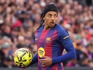 Jugó tres temporadas con el Sevilla entre 2019 y 2022. Defiende la camiseta del Barcelona desde 2022 hasta la actualidad.