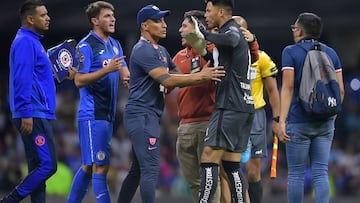 Alfredo Talavera se confronta con jugadores de Cruz Azul.