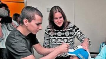 <b>SOLIDARIO. </b>Lorenzo, ayer con los niños en la Vall d' Hebron.