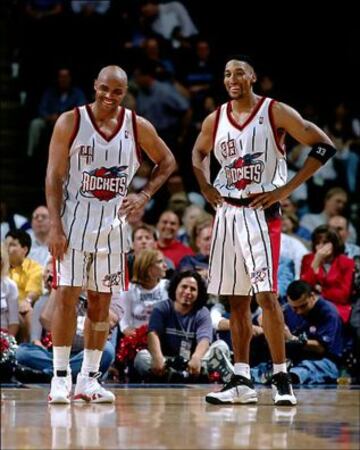 Otra camiseta que vistió Barkley, otra camiseta histórica. La más conocida de los Rockets junto a la roja lisa de la época de Olajuwon, que también jugó con esta. A finales de los 90 fue una de las más vendidas.