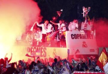 Uno de los momentos célebres en su carrera fue durante la celebración de la Copa del Rey ganado 1-0 al Barcelona en Mestalla. En el autobús se puso el trofeo sobre la cabeza y se cayó delante del vehículo destrozando el trofeo. 