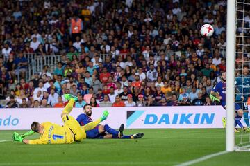 Piqué turns the ball into his own net. Min. 50. 0-1.