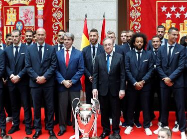Jugadores, cuerpo técnico y directivos del Real Madrid durante la visita del equipo blanco a la sede de la Comunidad de Madrid, incluida en los actos de celebración tras su victoria en la final de la Liga de Campeones disputa ayer frente al Liverpool
