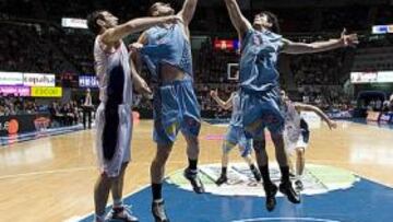 <b>SIN SORPRESA. </b>Carlos Suárez y Petar Popovic luchan con Golubovic por capturar el balón.