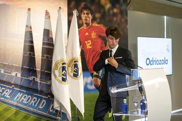 El jugador donostiarra ha sido presentado en el estadio Santiago Bernabéu de la mano de Florentino Pérez y acompañado de su familia.