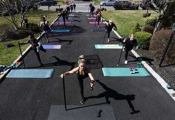  Jamie Benedik es instructora de tres gimnasios en West Islip, un barrio del condado de Suffolk en el estado estadounidense de Nueva York, durante estos días ha visto como han cerrado todos los recintos deportivos donde trabaja debido a la pandemia del Co