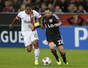 Leverkusen-Shakhtar. Gonzalo Castro intenta controlar un balón ante Douglas Costa.