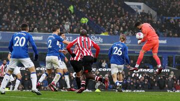 Soccer Football - Premier League - Everton v Brentford - Goodison Park, Liverpool, Britain - March 11, 2023 Brentford's David Raya heads at goal REUTERS/Russell Cheyne EDITORIAL USE ONLY. No use with unauthorized audio, video, data, fixture lists, club/league logos or 'live' services. Online in-match use limited to 75 images, no video emulation. No use in betting, games or single club /league/player publications. Please contact your account representative for further details.